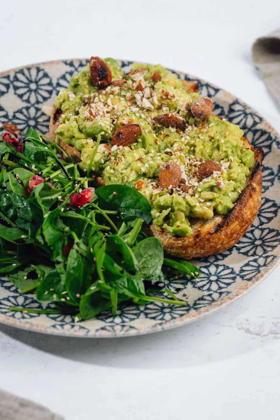 TINK avokado toast na kruhu z drožmi
